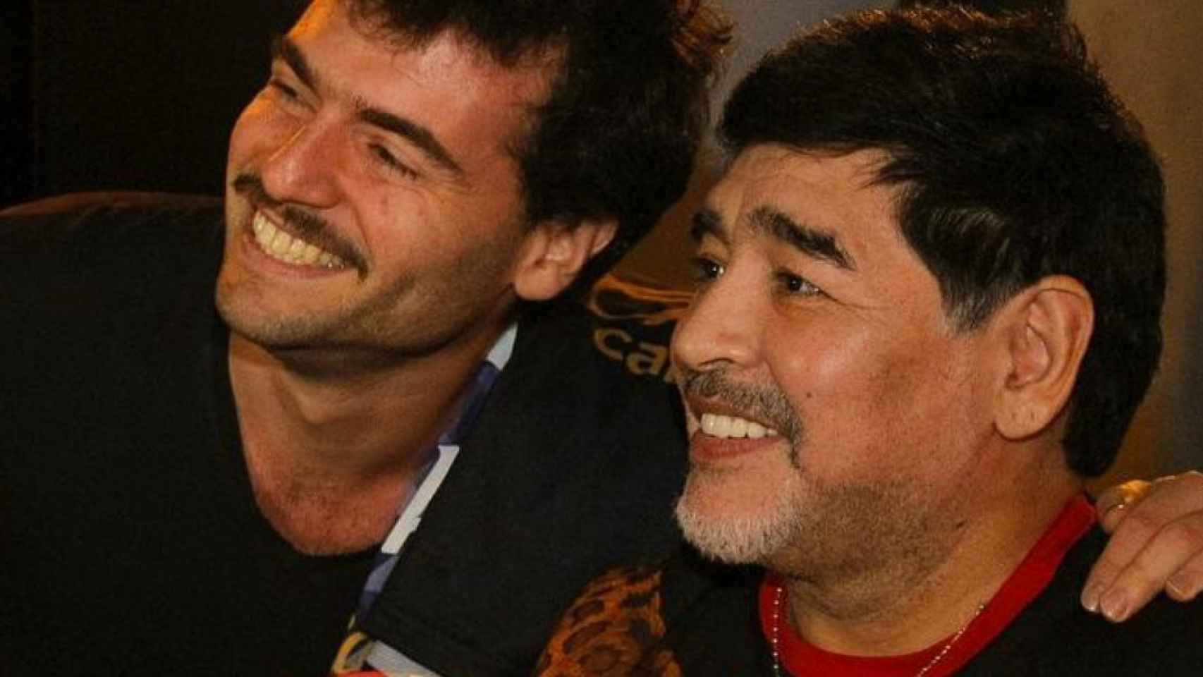 Maradona (d), en una cena benéfica / INSTAGRAM