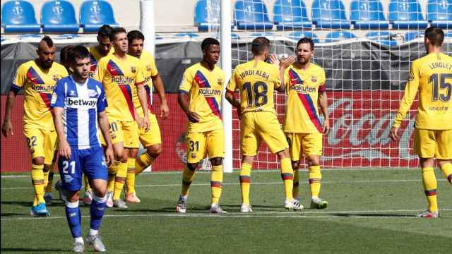 Messi, Ansu y Riqui celebrando un gol del Barça contra el Alavés / EFE