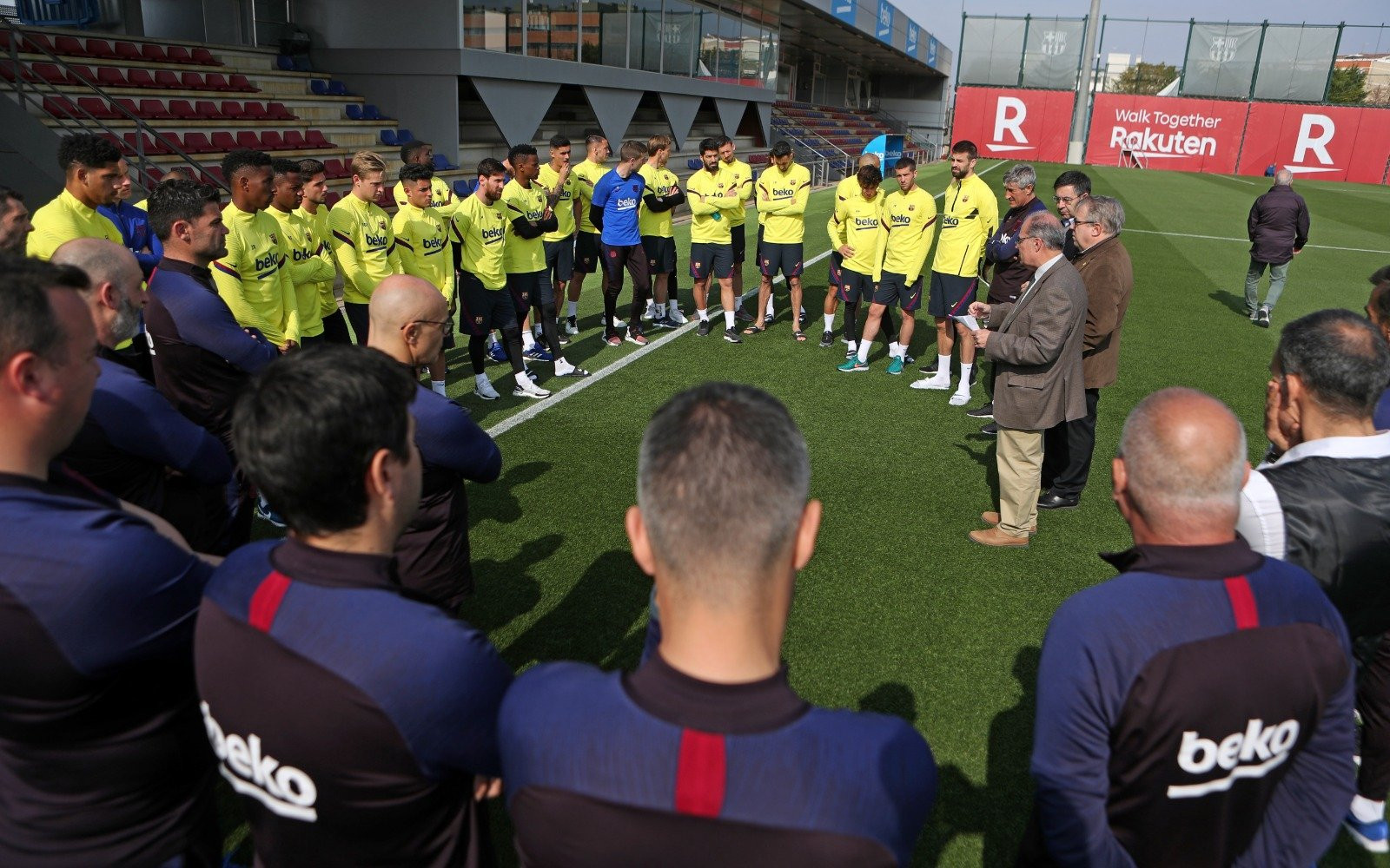El Dr. Padrós y el Dr. Trilla, explicando la situación del coronavirus a los jugadores del Barça | FCB