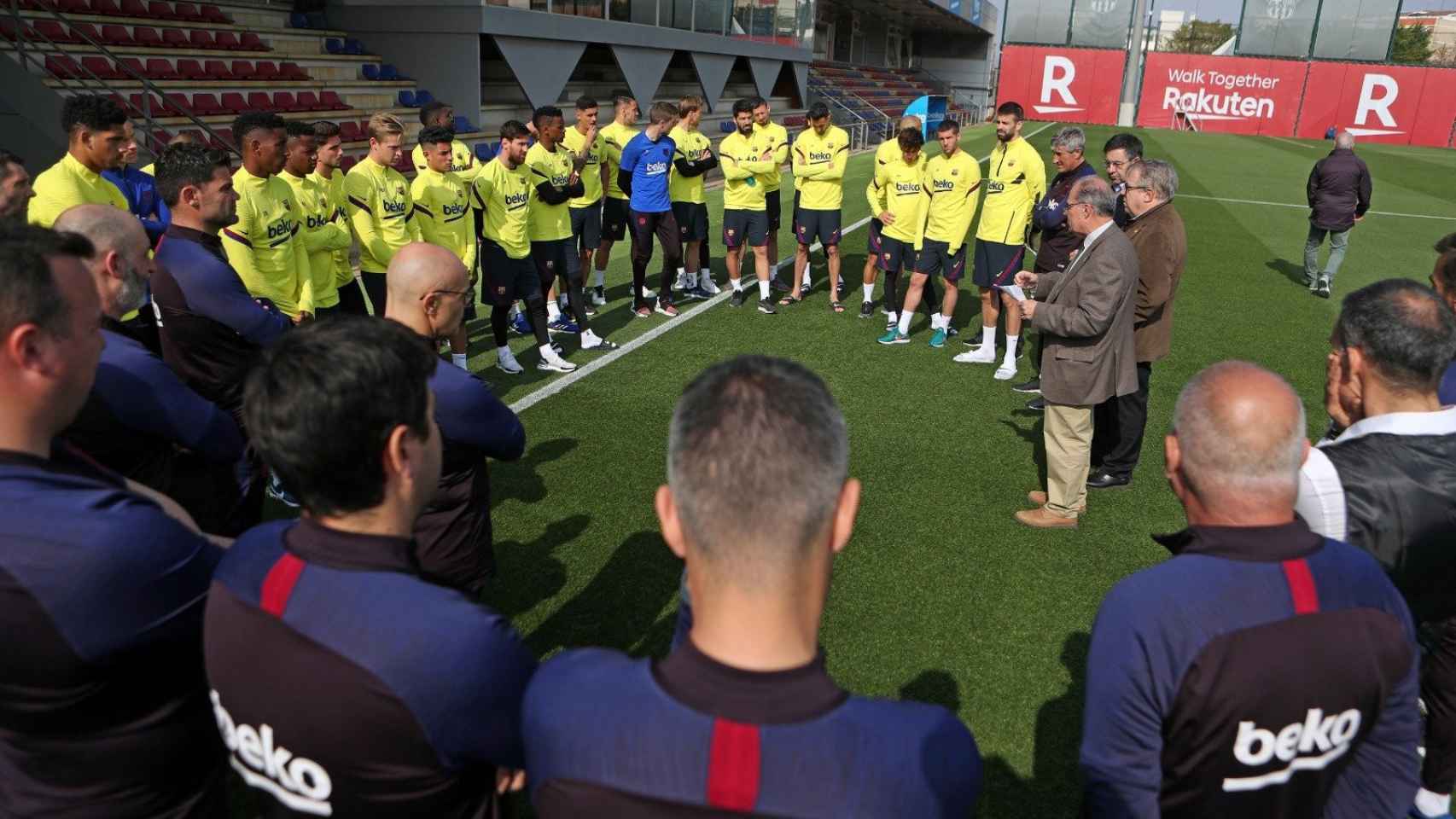 El Dr. Padrós y el Dr. Trilla, explicando la situación del coronavirus a los jugadores del Barça | FCB