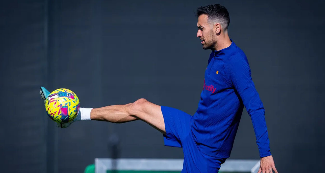 Sergio Busquets controla un balón con sutileza durante un entrenamiento del Barça / FCB