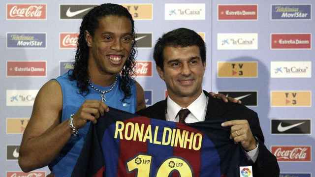 Joan Laporta posa con Ronaldinho, cuyo fichaje activó el círculo virtuoso del presidente del Barça en 2003 / EFE