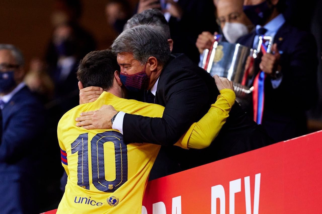 Leo Messi abrazándose con Joan Laporta / FC Barcelona