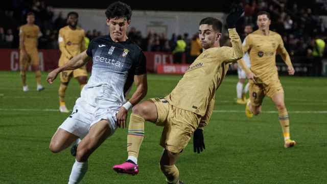 Ferran Torres, disputando el esférico, en el partido contra el Ceuta / FCB