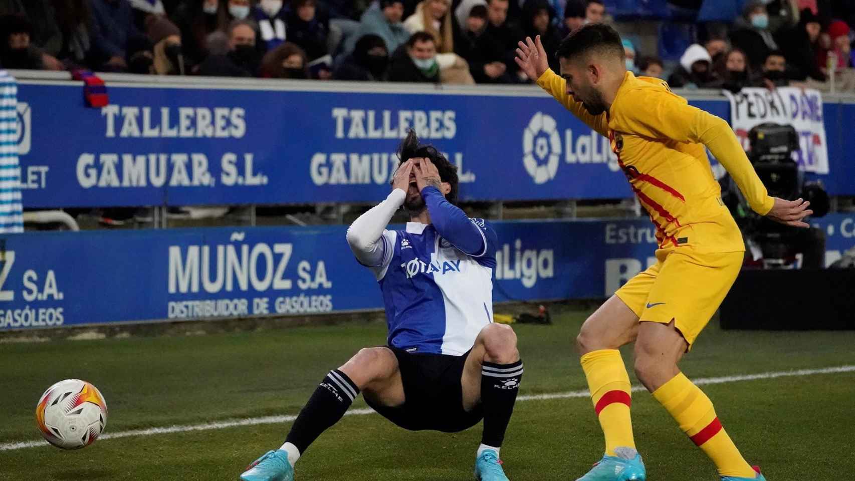 Jordi Alba, contra el Alavés, en un lance del partido de Mendizorroza / EFE