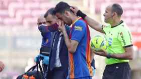 Busquets, retirándose por un golpe en la cara contra el Atlético / FC Barcelona