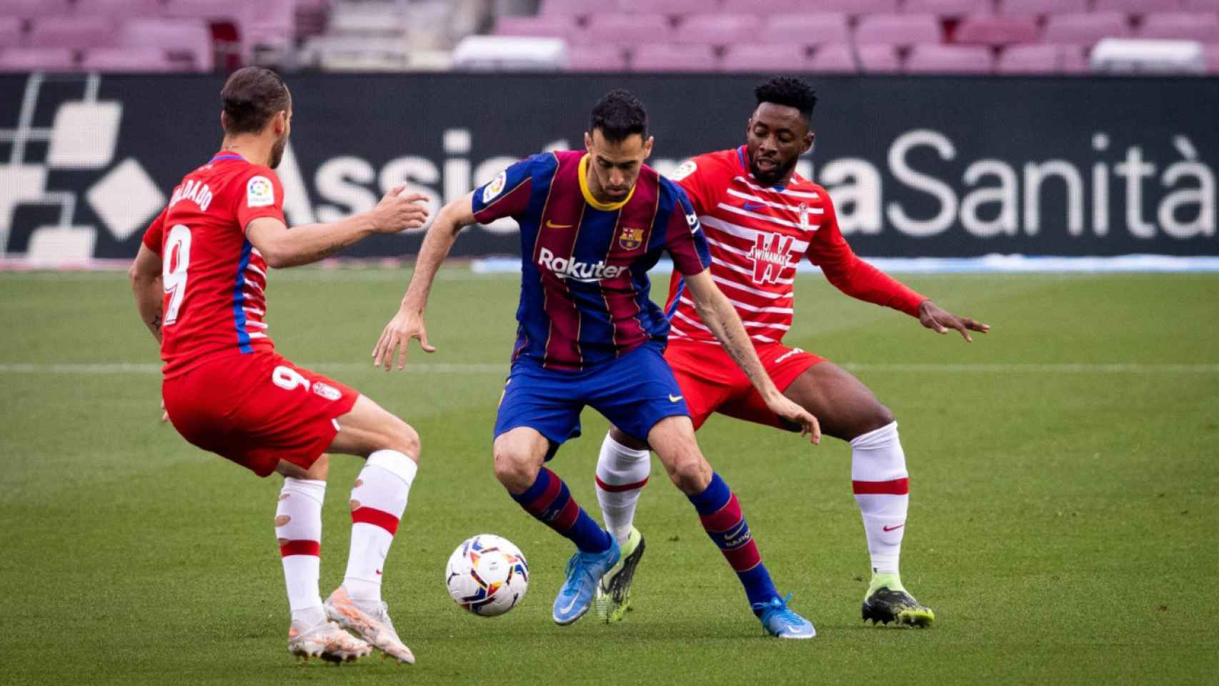 Sergio Busquets en una acción contra el Granada / FC Barcelona