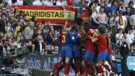 Los jugadores del Barça celebran un gol en el Santiago Bernabéu / EFE