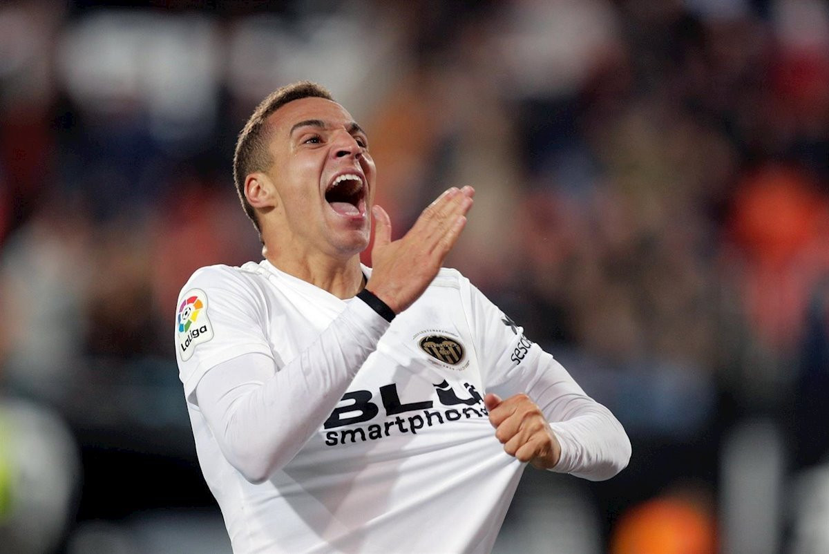 Rodrigo celebra un gol con el Valencia | EFE