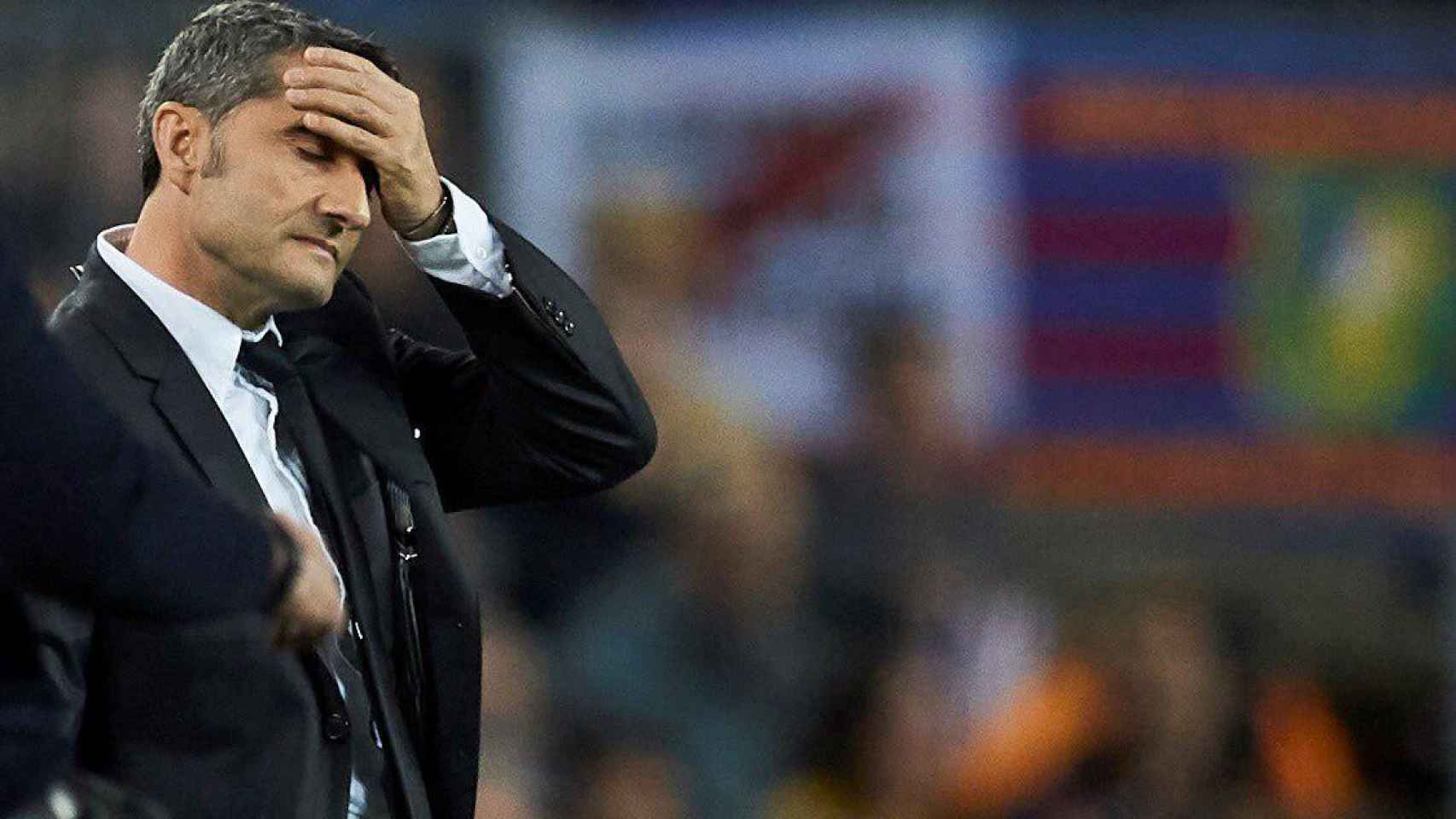 Valverde se lleva las manos a la cabeza al presenciar el lamentable espectáculo del Barça contra el Slavia de Praga / EFE