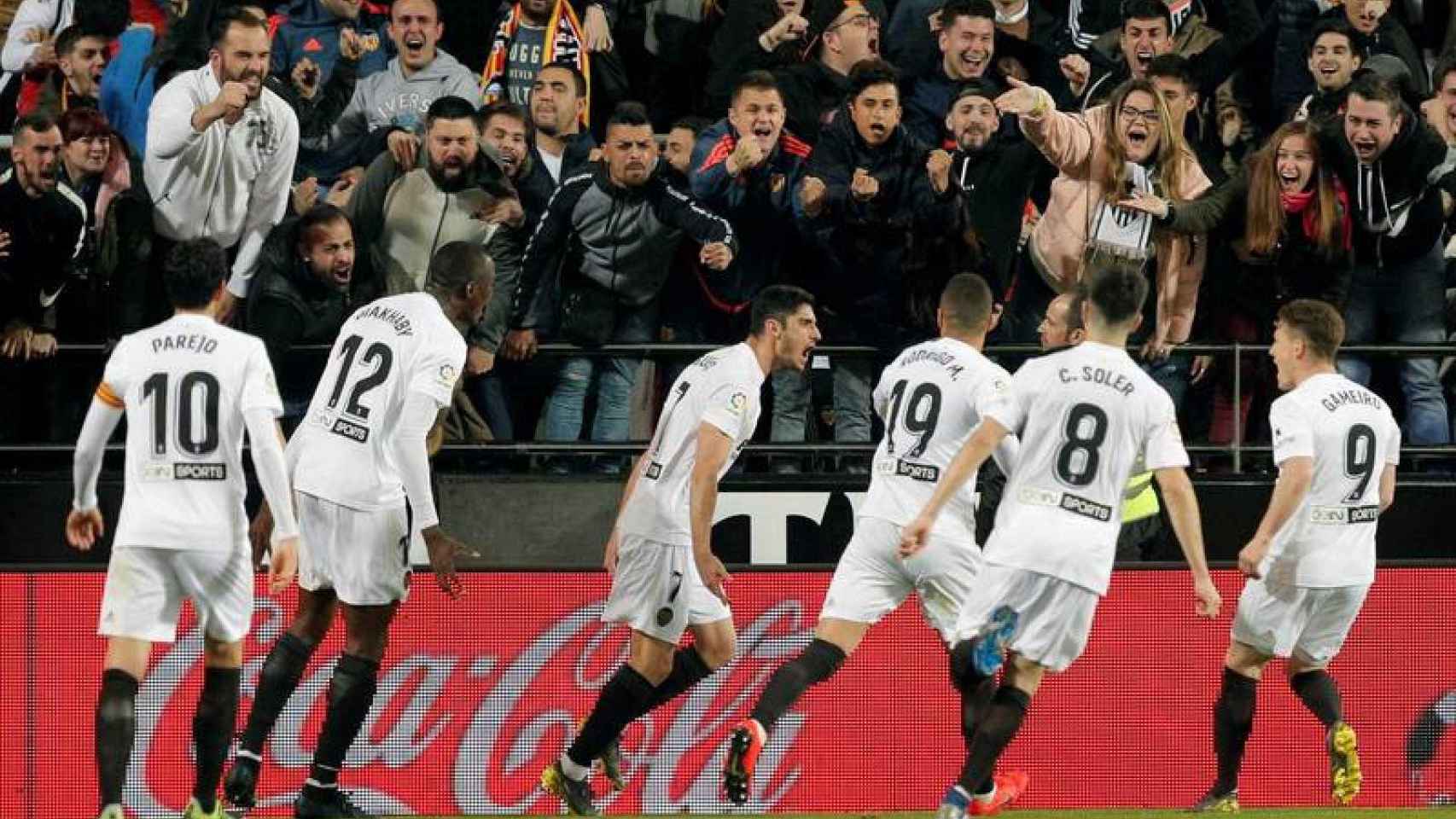Los jugadores del Valencia celebrando un gol /EFE