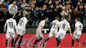 Los jugadores del Valencia celebrando un gol /EFE
