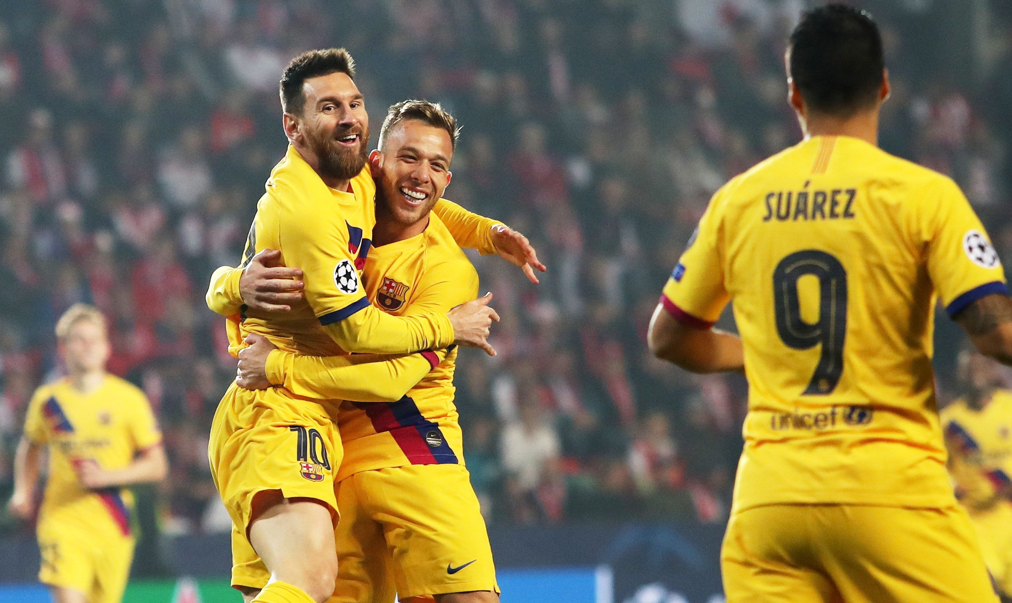 Leo Messi celebra su gol al Slavia de Praga a pase de Arthur abrazando al brasileño en Champions / EFE