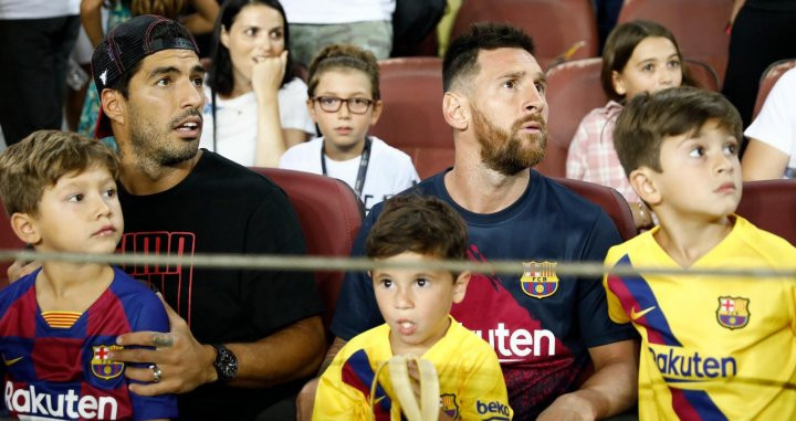 Messi y Luis Suárez en el Camp Nou con sus hijos varones / REDES