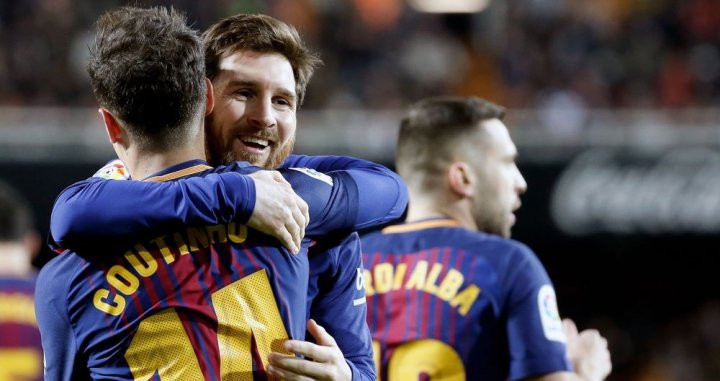Leo Messi abraza a Coutinho en un partido contra el Valencia del curso pasado / EFE