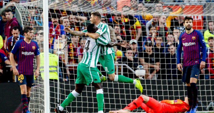 El Betis celebra uno de sus goles contra el Barça / EFE
