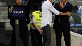 Alguacil y Zidane saludándose en el Real Sociedad-Real Madrid / EFE