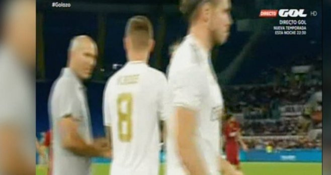 Zidane y Gareth Bale durante el duelo ante la Roma / TWITTER