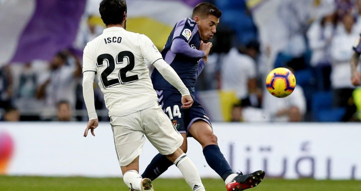 Isco pelea un balón en el partido contra el Valladolid / EFE