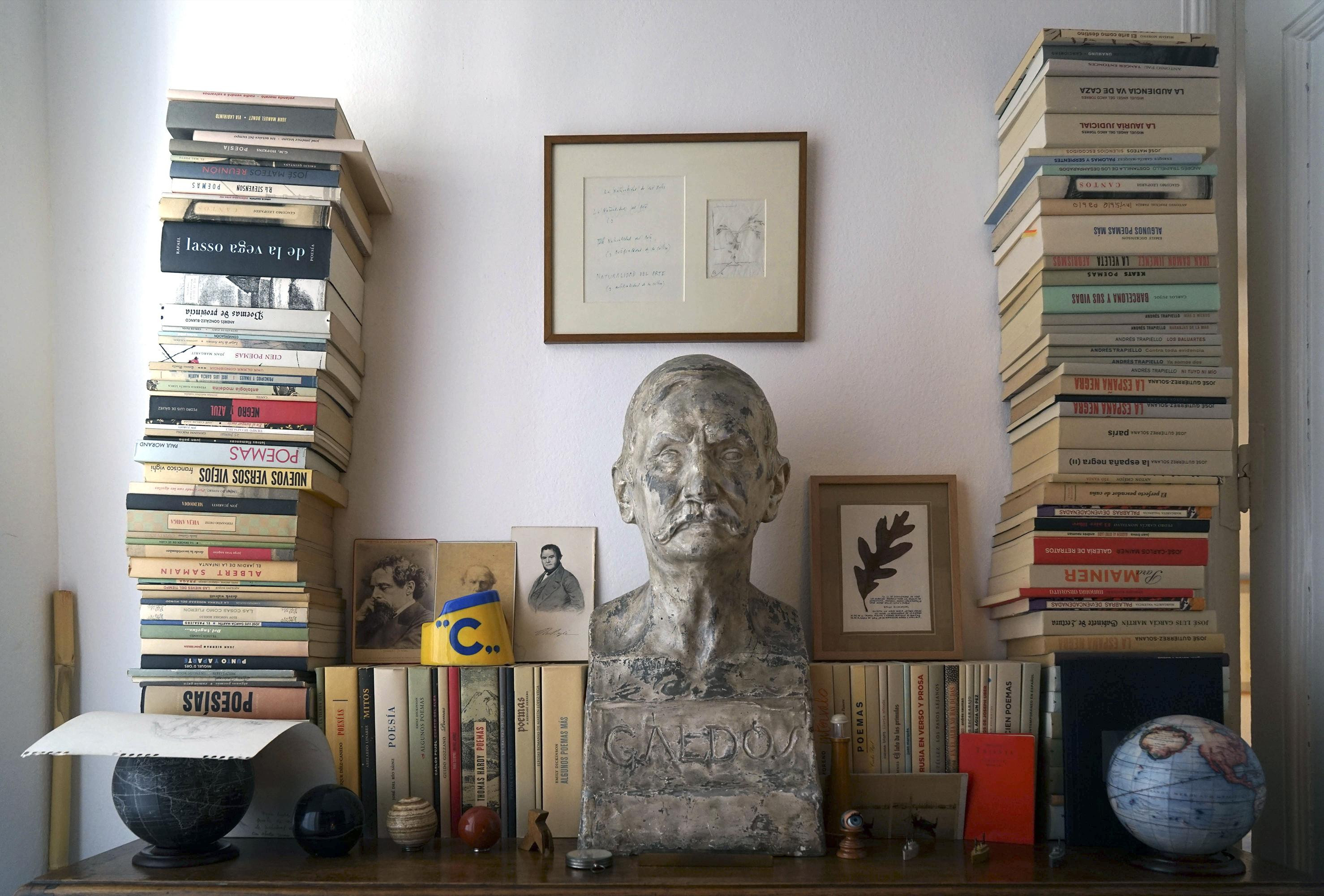 Biblioteca de Andrés Trapiello con un busto de Galdós / YOLANDA CARDO