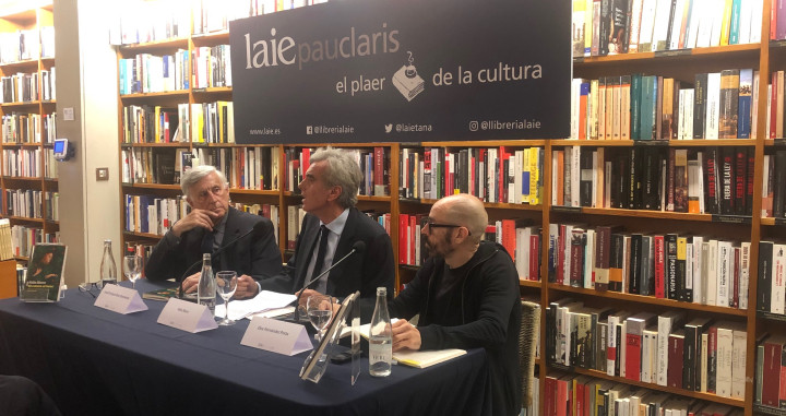 Fèlix Riera, en la librería Laie, junto a Ruiz-Domènec y Eloy Fernández Porta