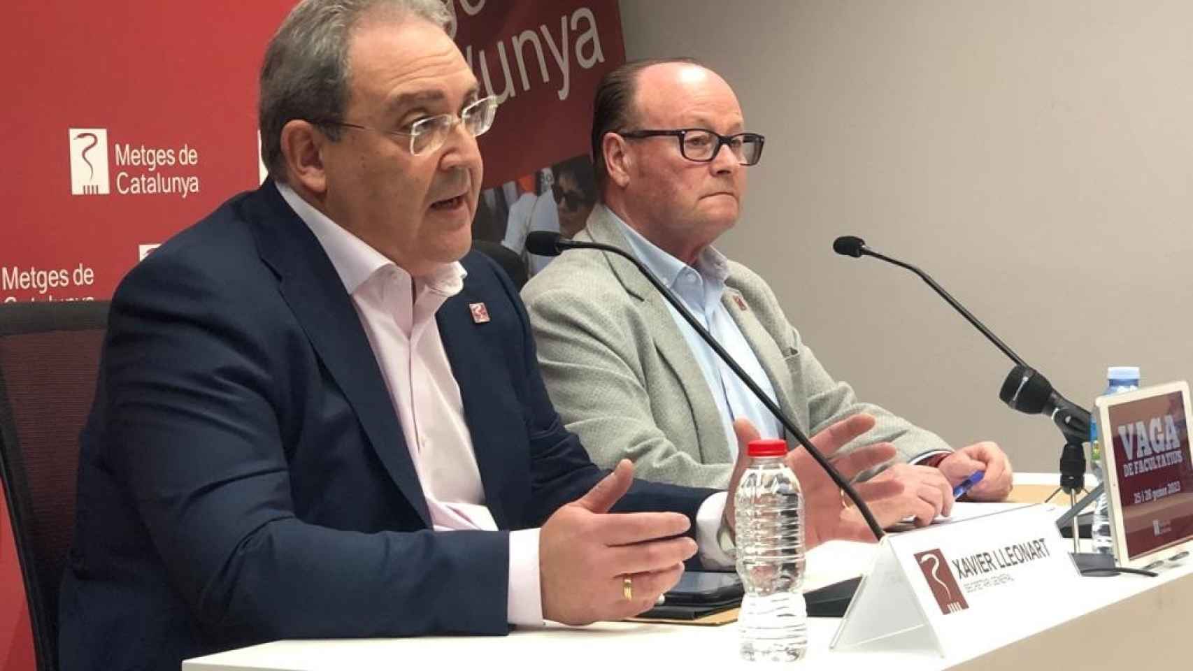 A la izquierda, el secretario general de Metges de Catalunya, Xavier Lleonart, en rueda de prensa / EUROPA PRESS