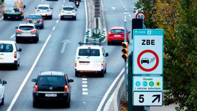 Vehículos en una vía de circunvalación de Barcelona con carteles de la Zona de Bajas Emisiones (ZBE) / EFE