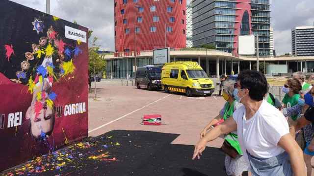 Miembros de la ANC lanzan huevos con pintura a una foto invertida del Rey para protestar por su presencia en el MWC / ANC