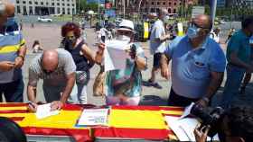 Algunas personas firman contra los indultos en la mesa instalada por el PP en la plaza Espanya de Barcelona / EUROPA PRESS