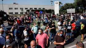 Decenas de trabajadores de la fábrica de Nissan en la Zona Franca de Barcelona / EFE