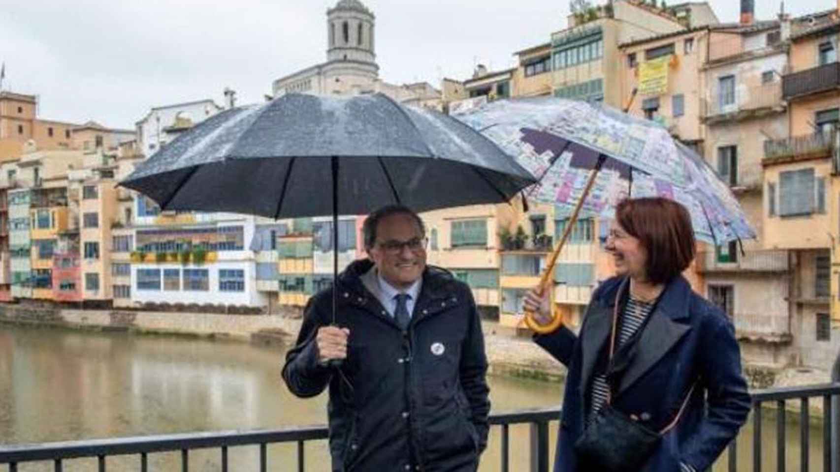 Quim Torra junto a Marta Madrenas, alcaldesa de Girona, junto al río Onyar / CG