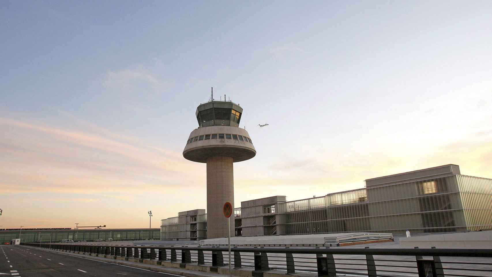 Torre de control del aeropuerto del Prat / EFE