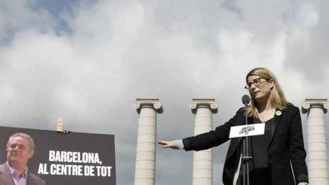 Elsa Artadi en la presentación de la campaña municipal de JxC con la imagen de Joaquim Forn en un cartel / EFE