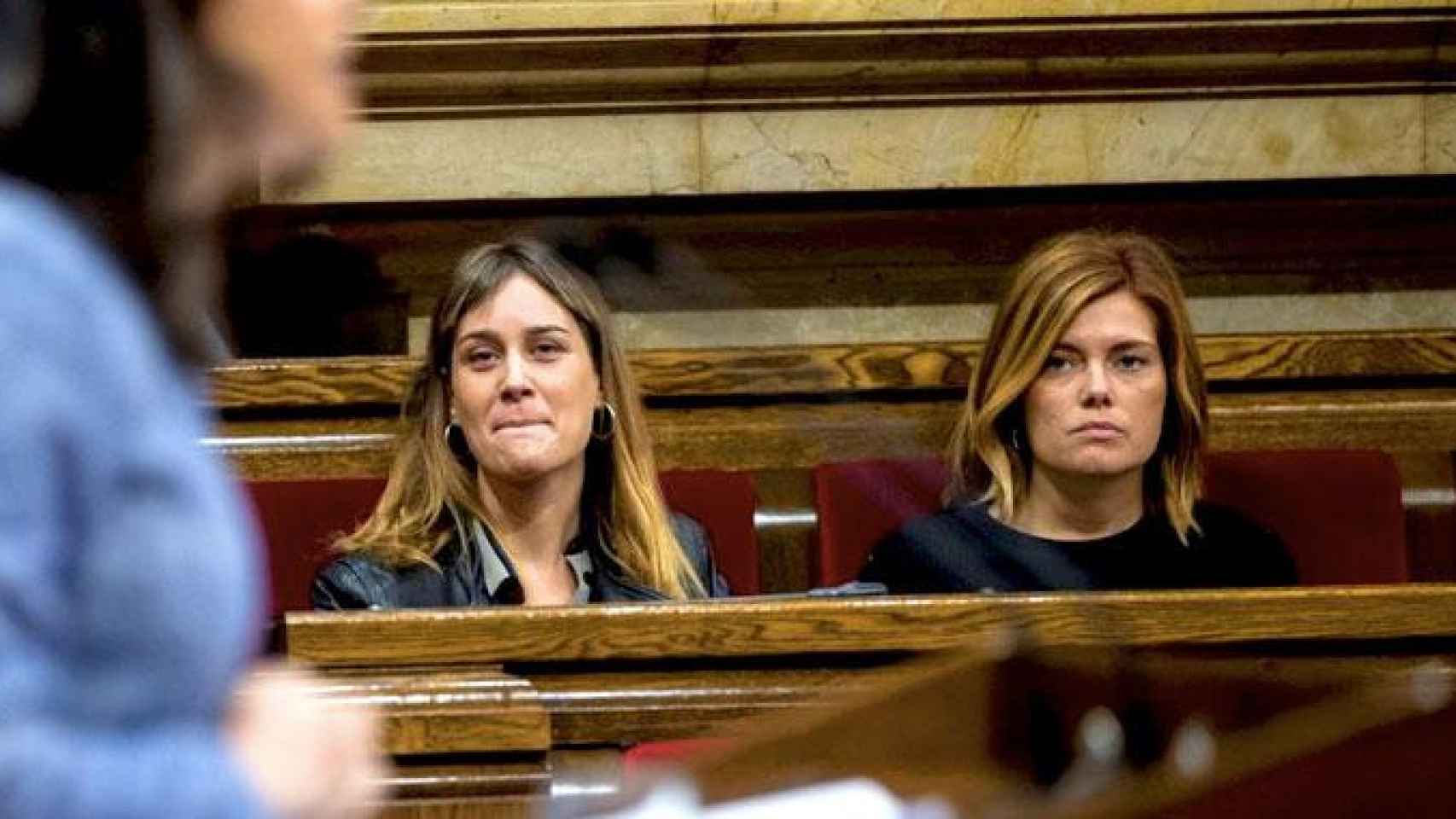 Jessica Albiach (i), la portavoz de los 'Comuns' en el Parlament en una imagen de archivo en la Cámara Catalana / EFE