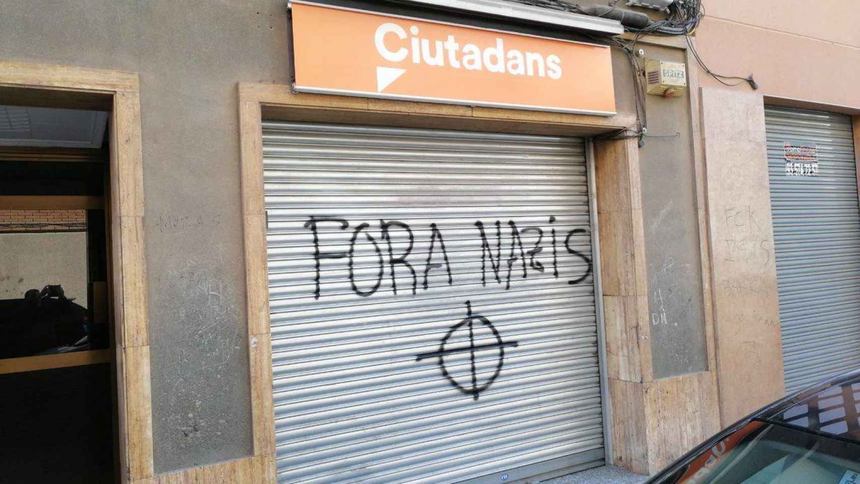 Pintada en la puerta de la sede de Ciudadanos en Montcada i Reixac / @CsMontcada