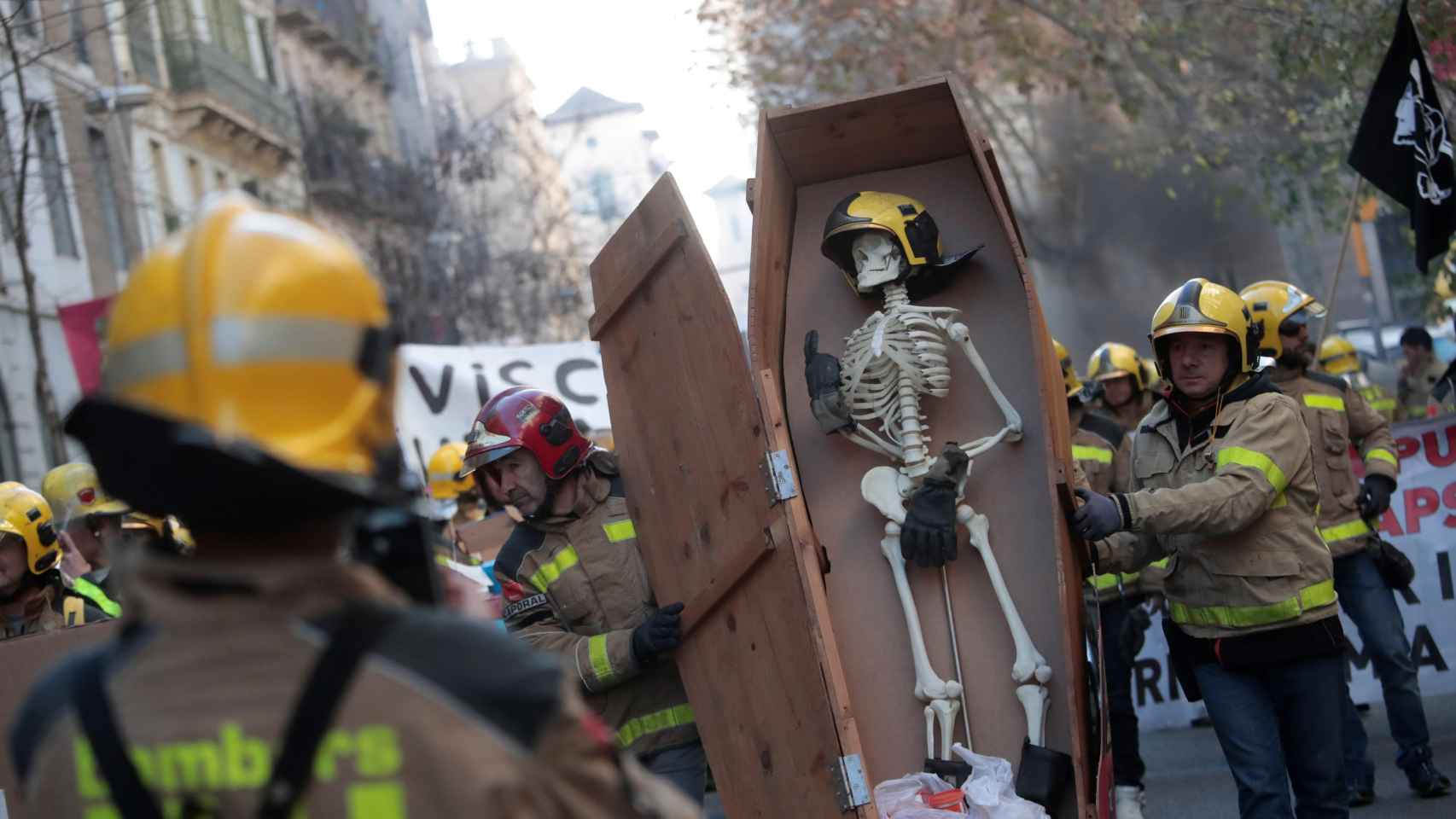 Centenares de bomberos de la Generalitat han recorrido el centro de Barcelona hasta concentrarse a las puertas del Parlament / EFE