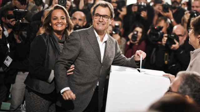 Artur Mas y su esposa Helena Rakosnik, en la pseudoconsulta del 9 de noviembre de 2014 / EFE