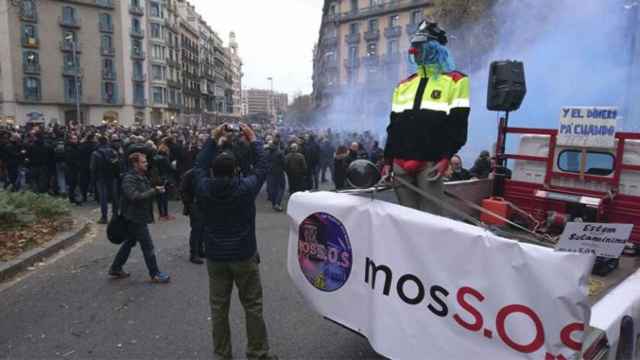 El Sindicato de los Mossos y el colectivo MosS.O.S. han cortado Gran Via / TWITTER