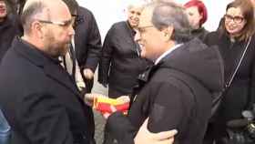 Un concejal del PP entrega una bandera de España a Torra / CG