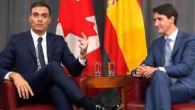 El presidente del Gobierno, Pedro Sánchez (i), junto al primer ministro de Canadá, Justine Trudeau (d), en Montreal / EFE