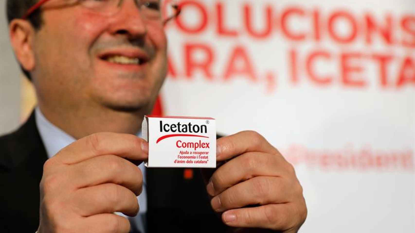 Miquel Iceta, el candidato del PSC, enseña una caja de Icetaton, como parte de la campaña al 21D / EFE