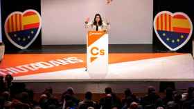 La candidata a la presidencia de la Generalitat por Ciudadanos, Inés Arrimadas, durante su intervención en el acto de campaña celebrado hoy en la ciudad de Girona / EFE