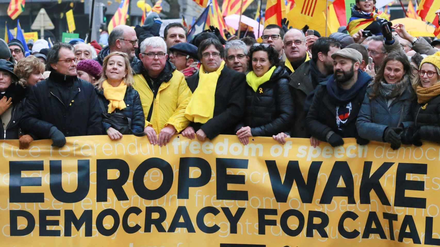 Artur Mas, con Carles Puigdemont y Marta Rovira, en la manifestación de Bruselas / EFE