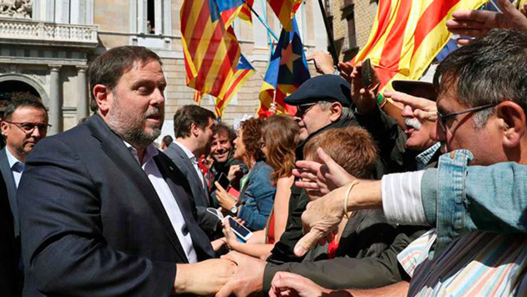 El vicepresidente del Govern, Oriol Junqueras, saluda a los concentrados en la Plaza de Sant Jaume de Barcelona donde el sábado se concentraron alcaldes catalanes para protestar por las actuaciones del la Fiscalía contra el referéndum del 1-O / EFE