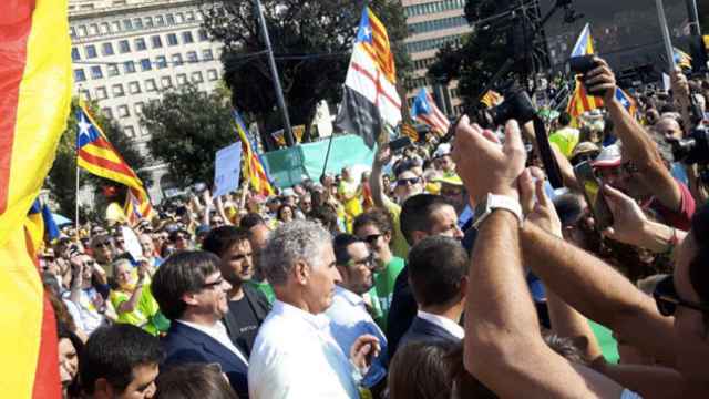 Carles Puigdemont, presidente de la Generalitat, llega a la manifestación independentista de la Diada donde defendió el referéndum / EFE