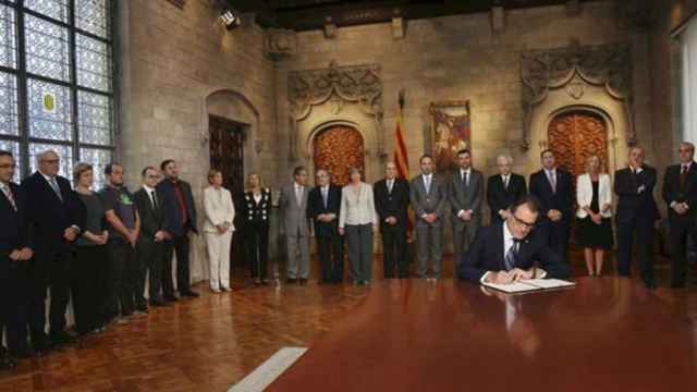 Artur Mas, en la firma del decreto de convocatoria de la consulta del 9 de noviembre de 2014 / CG