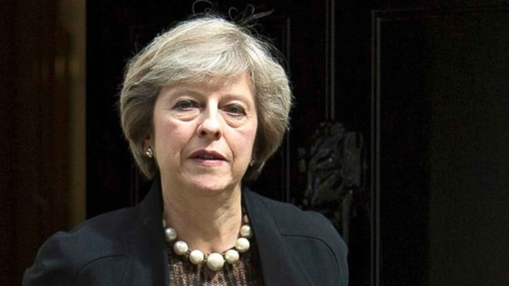 Theresa May, primera ministra de Reino Unido, a la salida del número 10 de Downing Street tras la votación del 'Brexit' / EFE