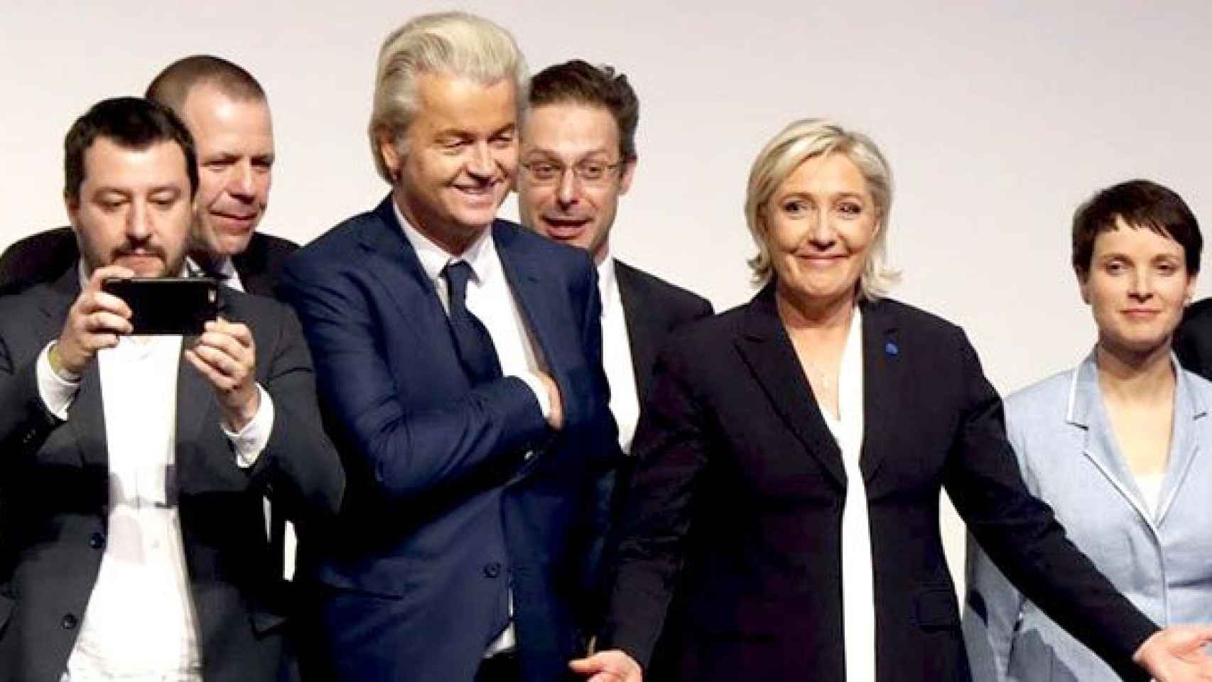 De izquierda a derecha, Matteo Salvini de Lega Nord de Italia; Harald Vilimsky del austríaco FPOe; Geert Wilders, del Partido de la Libertad holandés; Marcus Pretzell, eurodiputado de Alternativa por Alemania; Marine Le Pen, del Frente Nacional francés; y