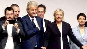 De izquierda a derecha, Matteo Salvini de Lega Nord de Italia; Harald Vilimsky del austríaco FPOe; Geert Wilders, del Partido de la Libertad holandés; Marcus Pretzell, eurodiputado de Alternativa por Alemania; Marine Le Pen, del Frente Nacional francés; y