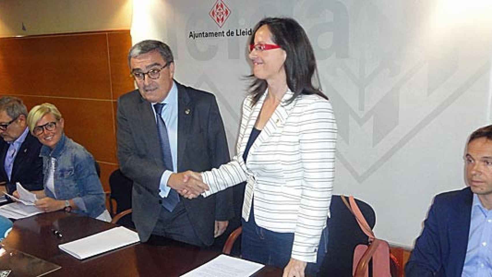 El alcalde de Lérida y presidente del PSC, Àngel Ros, y la líder de C's en el ayuntamiento, Ángeles Ribes